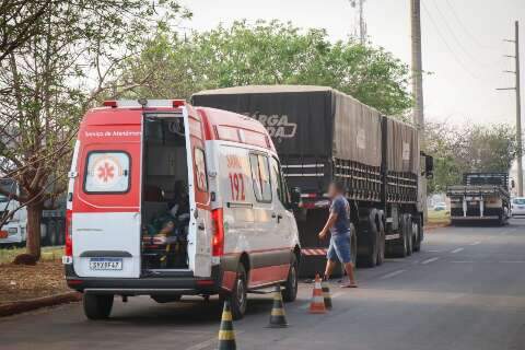 Motociclista fica gravemente ferido ao bater na traseira de carreta