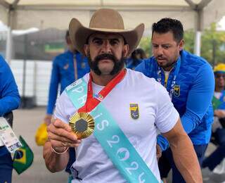 Bicampeão paralímpico Fernando Rufino, o &#34;Cowboy de Aço&#34;, ao receber medalha (Foto: Arquivo pessoal)