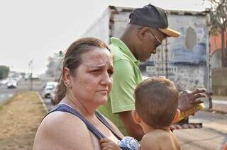 Ana Paula com o filho no colo em frente à unidade de atendimento na Avenida Guaicurus (Foto: Paulo Francis)