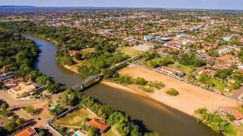 Grávida mantida amarrada escapa, invade quarto e esfaqueia casal