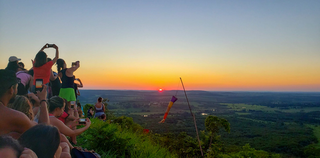 Turistas acompanham pôr do Sol no ponto turístico campo-grandense. (Foto: Arquivo/Campo Grande News)