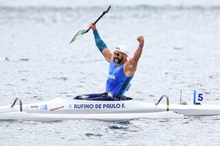 Fernando Rufino comemora o ouro em disputa, em Paris (Foto: Marcello Zambrana/CPB)