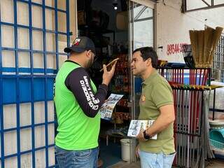 Candidato distribuiu propostas e falou com população no bairro Mata do Jacinto (Foto: Clara Farias)