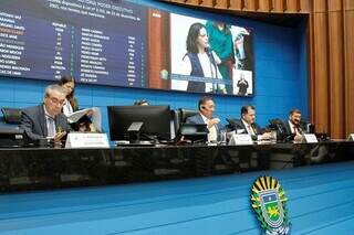 Mesa Diretora durante a sessão ordinária da Assembleia Legislativa nesta terça-feira (10) (Foto: Reprodução/ Alems)