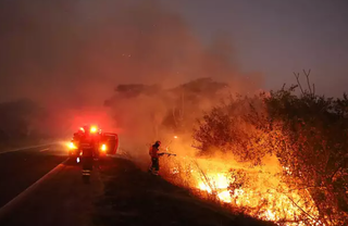 Bombeiros durante combate noturno a incêndio em Corumbá (Foto: Álvaro Rezende/Governo de MS)