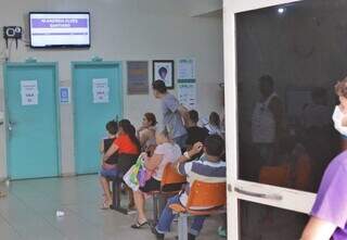 Pacientes esperando em sala da UPA Universitário nesta terça-feira (Foto: Paulo Francis)