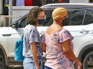 Mulheres usam máscaras no Centro de Campo Grande (Foto: Paulo Francis)