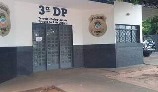 Fachada da 3ª Delegacia de Polícia Civil onde caso foi registrado (Foto: JPNews)