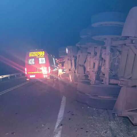 Pneu estoura e carreta carregada de carv&atilde;o tomba em rodovia 