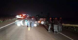 Equipes policiais na rodovia junto com o carro dirigido pelo suspeito (Foto: Divulgação)