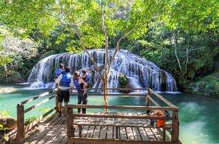 Turistas observam cachoeira, em Bonito, a 297 quilômetros de Campo Grande (Foto: Fernando Peres/Prefeitura)