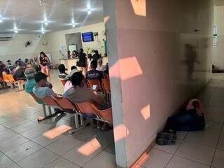 Paciente aguarda no chão, na UPA Universitário lotada, ontem (Foto: Gabi Cenciarelli)