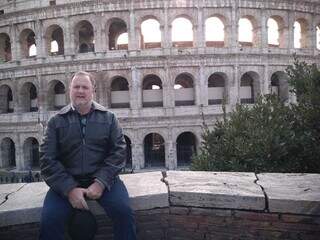 Everson posa em frente ao Coliseu, em Roma; viagem que o inspirou a seguir na charcutaria (Foto: Arquivo pessoal)