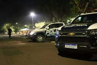 Viaturas da PM em frente à praça do Maria Aparecida Pedrossian. (Foto: Enryck Sena)