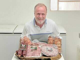 Empresário e chef Everson Leck mostra seus produtos de charcutaria (Foto: Marcos Maluf)