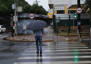 Água era escura na última chuva que caiu em Campo Grande, em 25 de agosto (Foto: Paulo Francis)