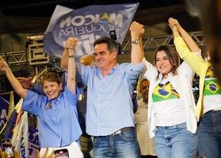 Os senadores Ciro Nogueira e Tereza Cristina ao lado da prefeita de Campo Grande, Adriane Lopes, durante reunião com aliados. (Foto: Juliano Almeida)