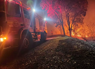 Bombeiros trabalhando no combate a incêndio na região do Abobral, próximo a Estrada Parque Pantanal, em Corumbá (MS) (Foto: CBMS/Divulgação)