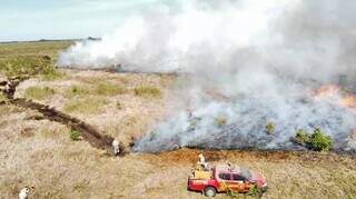 Corpo de Bombeiros combatendo incêndio na região do Abobral, no Pantanal de MS (Foto: Divulgação/CBMMS) 