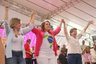 De braços dados, candidata a vice-prefeita Camilla de Oliveira, candidata a reeleição Adriane Lopes e a senadora Tereza Cristina (Foto: Arquivo/Paulo Francis)