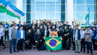 Delegação brasileira desembarcando no Uzbequistão para a Copa do Mundo de futsal (Foto: Leto Ribas/CBF)