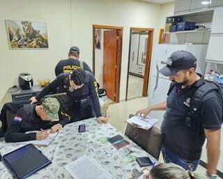 Policiais durante buscas na casa onde brasileiro foi preso (Foto: Divulgação)