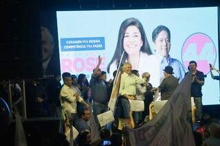 No centro da foto, o governador de Goiás, Ronaldo Caiado, no palanque de Rose Modesto (Foto: Arquivo/Paulo Francis)