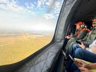 Governador sobrevoando Pantanal durante visita de ministras em maio deste ano (Foto: Arquivo/Saul Scharmm)