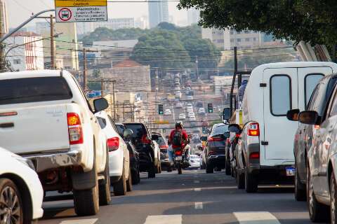 Interdições na Ernesto Geisel travam trânsito em cruzamento movimentado 