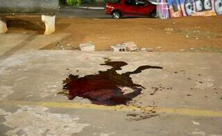 Poça de sangue onde suspeito foi baleado. (Foto: Enryck Sena)