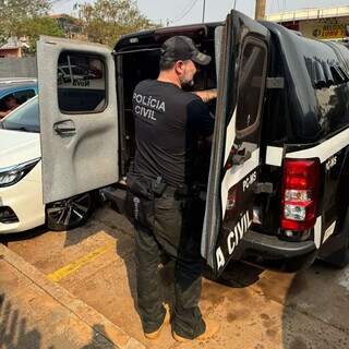 Policial da SIG durante diligência na casa da suspeita (Foto: Divulgação/PCMS)