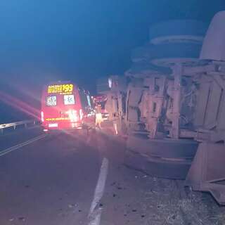 Pneu estoura e carreta carregada de carvão tomba em rodovia 