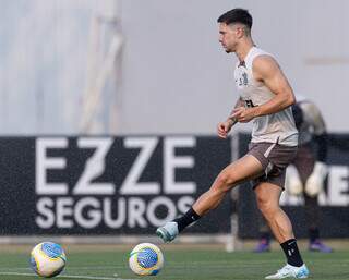 Meia Rodrigo Garro bate na bola em treino no Timão (Foto: Rodrigo Coca/Agência Corinthians)