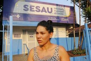 Olívia Garcia, 34 anos, que foi à Sesau em busca de transferência da idosa (Foto: Paulo Francis)