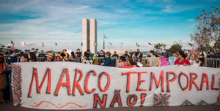 Indígenas mobilizados em Brasília contra a criação do marco temporal. (Foto: Assessoria)