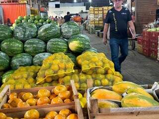 Melancia, sacos de laranka, caixas de mamão e ponkan na Ceasa (Foto: Marcos Maluf)