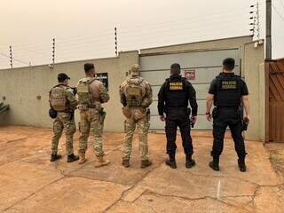 Policiais federais em frente a um dos endereços onde foram cumpridos mandados, em Ponta Porã (Foto: Divulgação)