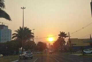 Sol e céu encobertos por fumaça, na Avenida Afonso Pena, em Campo Grande (Foto: Paulo Francis)