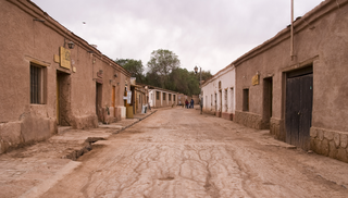 San Pedro de Atacama, a cidade é referencia para quem visita o Atacama, um lugar de ruas de terra na cor alaranjada e um colorido andino sempre presente nas lojinhas de roupas (Foto: Divulgação)