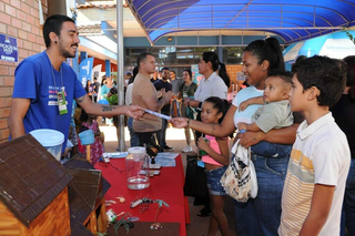 Família busca informações durante edição passada do programa &#34;Todos em Ação&#34;, na Capital. (Foto: Arquivo/PMCG)