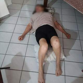 Idosa caída no chão da casa que mora, na Vila Margarida (Foto: Direto das Ruas)