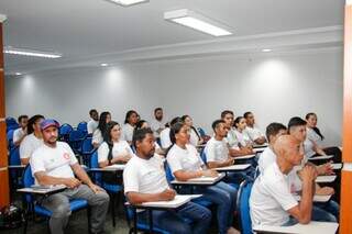 Primeira turma do curso de Bombeiro Civil da escola técnica Jovem Profissional em Campo Grande (Foto: Juliano Almeida)