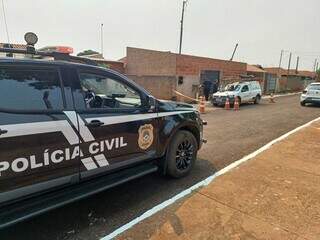 Equipes da Polícia Civil e Energisa em um dos locais alvos da operação (Foto: Divulgação)