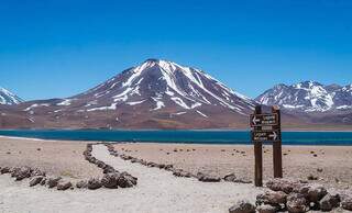 Atrativo imperdível, o Lago Miscanti é um lago de água salobra localizado no altiplano da região do Atacama (Foto: Divulgação)