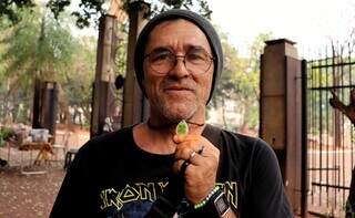 Flávio Barbosa acredita na sorte de amuletos como o trevo de quatro folhas (Foto: Osmar Veiga)