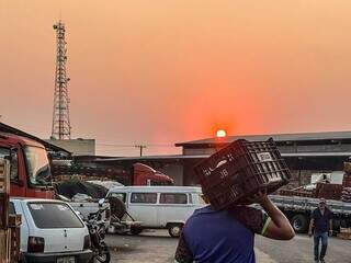 Fumaça e partículas de poeira saturam cores do nascer do Sol visto da Ceasa, a Central de Abastecimento de Campo Grande (Foto: Marcos Maluf)