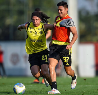 David Luiz e Alcaraz disputam a bola em treino (Foto: Marcelo Cortes /CRF)