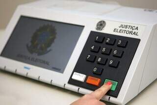 Eleitora simula voto em urna eletrônica (Foto: Abdias Pinheiro/Secom TSE)