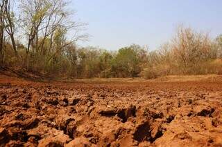 Terra seca no Morro do Ernesto, zona rural de Campo Grande (Foto: Osmar Veiga)