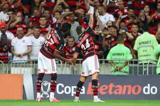 Bruno Henrique e Arrascaeta comemoram gol diante a presença de torcedores, no Maracanã. (Foto: Gilvan de Souza/Flamengo)